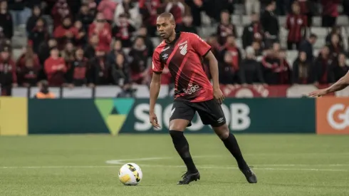 Foto: Robson Mafra/AGIF: Fernandinho deve ser titular do Athletico contra o Santos