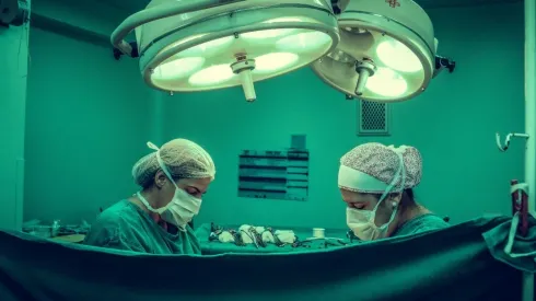 Médico abandona carro no meio do trânsito e percorre 3 km a pé para realizar cirurgia