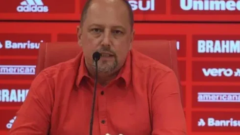 Foto: Ricardo Duarte/Inter/Divulgação - Barcellos é avisado de decisão de atacante.