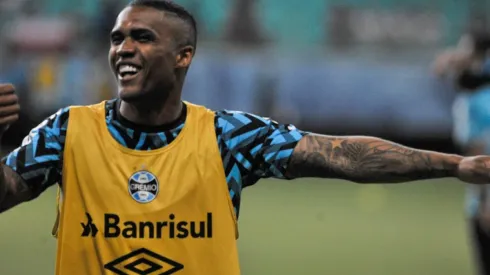 Foto: Jhony Pinho/AGIF - Douglas Costa: retorno ao Grêmio em 2021 foi marcado por polêmicas