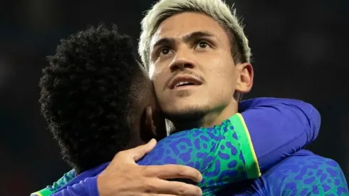 Pedro abraça Vinícius Jr. na comemoração de seu gol sontra a Tunísia, nesta terça-feira (27) – Foto: Lucas Figueiredo/CBF