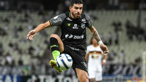 Richardson com a camisa do Ceará (Foto: Kely Pereira/AGIF)