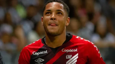 Fernando Moreno/AGIF. Vitor Roque pode estar perto de deixar o Athletico-PR