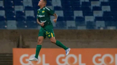 Foto: Gil Gomes/AGIF - Sidcley comemora o seu gol na vitória do Cuiabá