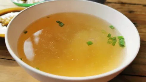 Mulher discute com restaurante e alegar receber água ao invés de sopa após pedido