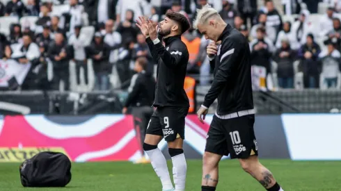 Roger Guedes e Yuri Alberto com a camisa do Corinthians (Foto: Guilherme Drovas/AGIF)