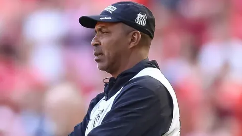 Técnico interino do Santos escala criticado pela torcida de titular contra o Galo e causa revolta na web