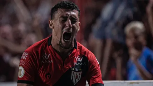 Foto: Isabela Azine/AGIF - Baralhas marcou o segundo gol da partida, que valeu o empate.