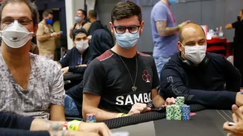 Allan Mello (ao centro) pretende curtir a carreira profissional do poker (Foto: Divulgação/BSOP)