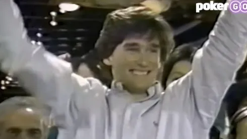 O jovem Phil Hellmut, com 24 anos, campeão do Main Event da WSOP em 1989 (Foto: Reprodução youtube canal PokerGO)
