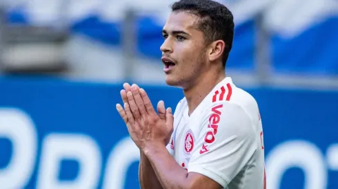 Caio Vidal tem contrato com o Internacional até dezembro de 2023 (Foto: Pedro Chaves/AGIF)