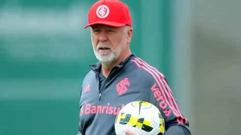 Foto: Ricardo Duarte/Internacional/Divulgação - Mano Menezes: técnico pediu a permanência do defensor