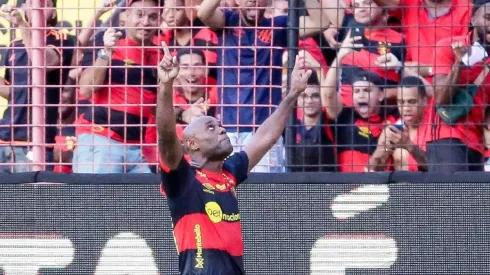 Foto: Rafael Vieira/AGIF – Love comemorando gol contra o Cruzeiro.