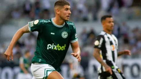 Pedro Raul com a camisa do Goiás (Foto: Fernando Moreno/AGIF)