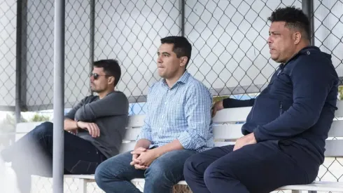 Foto: Gustavo Aleixo/Cruzeiro - Pedro Martins vendo treino junto com Ronaldo e Diretoria