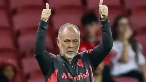 Foto: Pedro H. Tesch/AGIF – Mano Menezes: técnico aprovou a investida para comprar o zagueiro