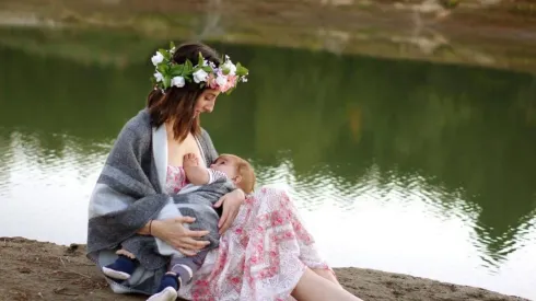 Imagem: Reprodução/Pixabay - Uma mãe amamentando.