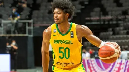 Caboclo vestindo a camisa da Seleção Brasileira
