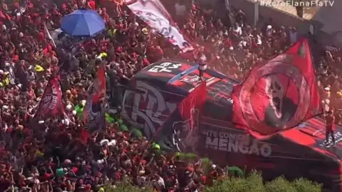 Foto: Reprodução TV/ Aerofla! Torcida do Flamengo faz bonita festa antes do embarque para a final da Copa Libertadores.