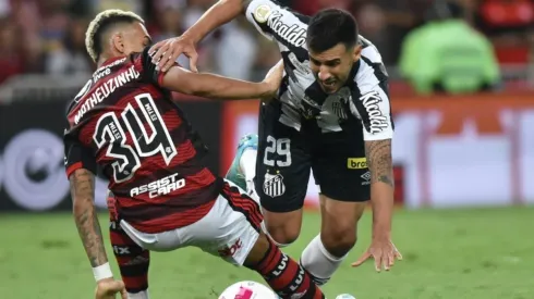 Foto: Ivan Storti/Santos FC - Falta de Matheuzinho dentro da área não foi marcada.