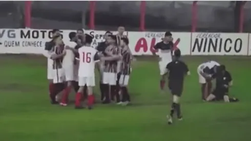 Foto: Reprodução Vídeo/ Árbitro é agredido com