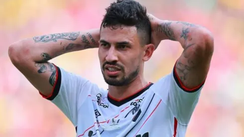 Hector Vivas/Getty Images - Pedro Henrique, zagueiro do Athlético-PR desesperado ao ser expulso