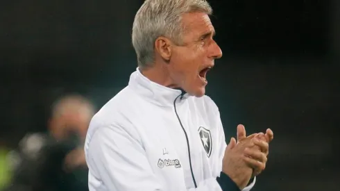 Foto: Vitor Silva/Botafogo/Divulgação - Luís Castro: treinador saiu em defesa de seus jogadores