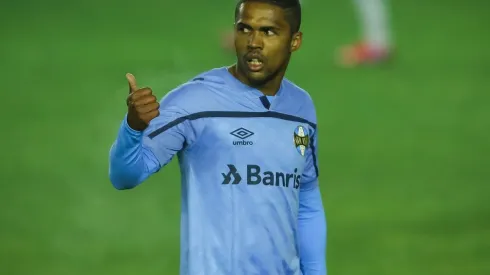 Pedro H. Tesch/AGIF - Douglas Costa vira assunto no Grêmio