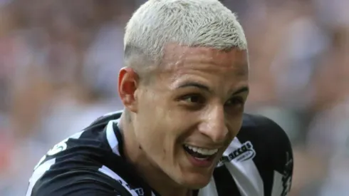 Foto: Fernando Moreno/AGIF - Arana segue assistindo os jogos após ficar afastado por lesão grave.