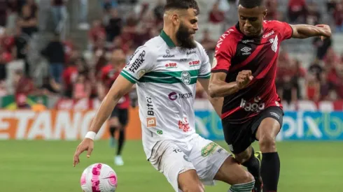 Foto: Robson Mafra/AGIF - Erick em disputa de lance com Jhon Chancellor