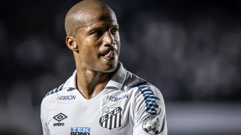 Foto: Raul Baretta/AGIF - Carlos Sánchez vive indefinição de contrato na Vila Belmiro