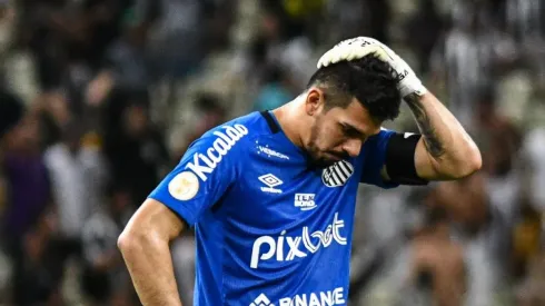 João Paulo chuta o balde e manda a real para Rueda no Santos