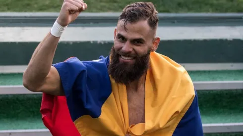 Foto: Robson Mafra/AGIF - Chancellor com a bandeira da Venezuela no dia da confirmação na elite.