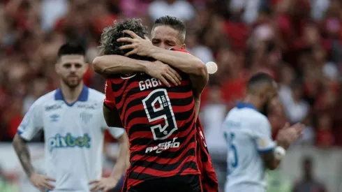 Gabigol herdou a 10 de Diego - Foto: João Gabriel Alves/AGIF.