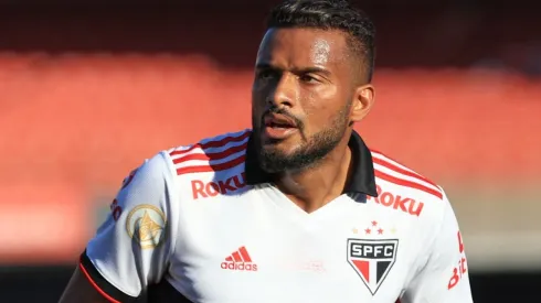 Marcello Zambrana/AGIF. Reinaldo se aproxima de acordo com o Fluminense