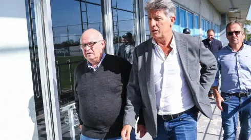 Foto: Lucas Uebel/Grêmio/Divulgação - Bolzan e Renato: Grêmio considerou alto o investimento no lateral