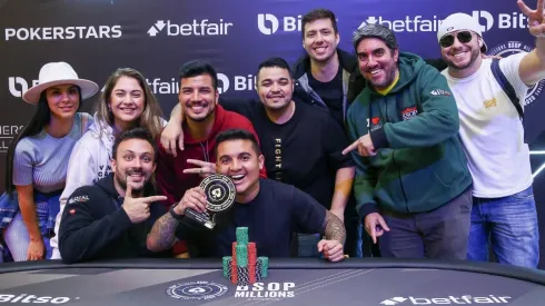 Peterson Machado comemorou muito o título com os amigos (Foto: Rafael Terra/BSOP)