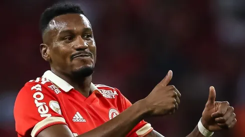 Edenilson com a camisa do Internacional (Foto: Pedro H. Tesch/AGIF)