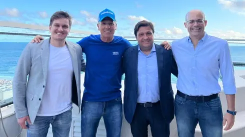 Foto: Divulgação/Grêmio – Renato e diretoria: técnico renovou seu contrato com o Grêmio