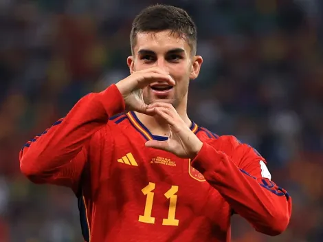 Ferrán Torres marca e homenageia namorada, filha de Luis Henrique