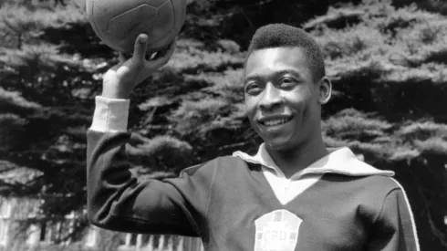 Evening Standard/Getty Images - Pelé com a camisa do Brasil