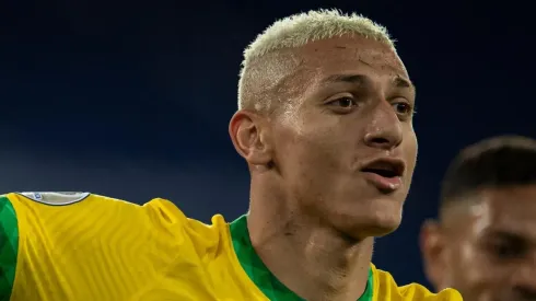 Richarlison com a camisa da Seleção Brasileira - Foto: Jorge Rodrigues/AGIF