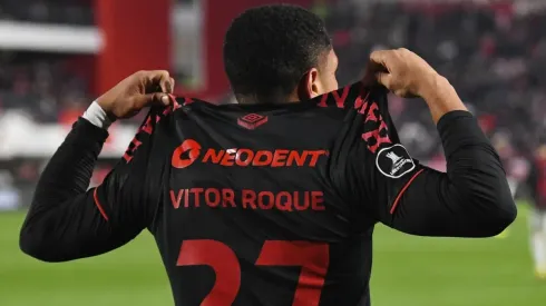 Foto: Marcelo Endelli/Getty Images - Vitor Roque classificou o time contra o Estudiantes (ARG).