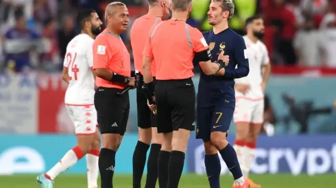 Foto: Stu Forster/Getty Images - Griezmann reclama com juiz após gol anulado