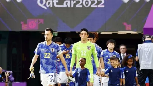 Kyodo News via Getty Images - Jogadores japoneses entrando em campo para disputar a primeira partida da Copa do Mundo no Catar