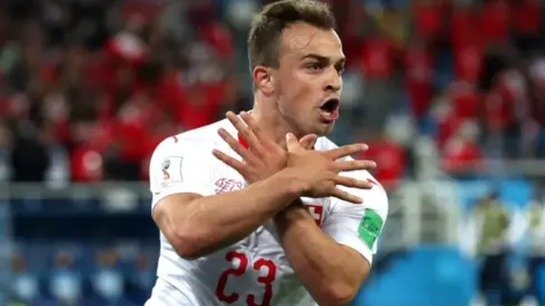 Clive Rose/Getty Images. Xherdan Shaqiri em celebração de golda Suíça contra a Sérvia, em 2018