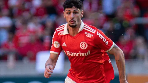 Foto: Maxi Franzoi/AGIF - Johnny foi colocado no time profissional por Abel Braga.