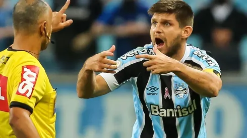 Foto: Pedro H. Tesch/AGIF – Kannemann: zagueiro tem futuro incerto no Grêmio
