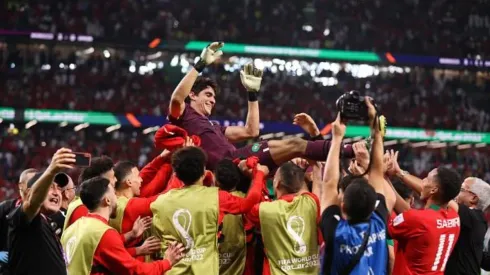 Alex Livesey - Danehouse/Getty Images - Goleiro Bono sendo carregado pelos seus companheiros após defender 2 pênaltis