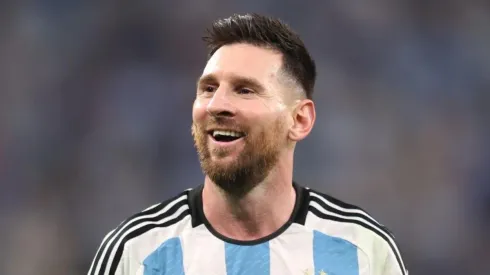 Alex Pantling/Getty Images/ Messi entra em campo contra os Países Baixos podendo quebrar marcas de décadas na Copa do Mundo